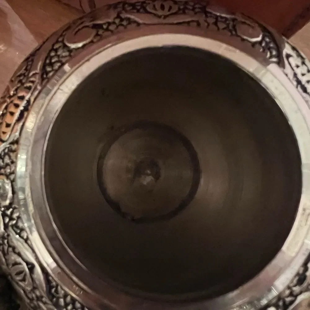 Beautifully engraved silver plated small urn for cremains. - Picture 6 of 10